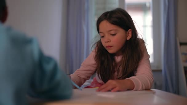 Mała Dziewczynka Rysunek Papierze Kolorowanki Długopis Sypialni Przy Stole Skoncentrowane — Wideo stockowe