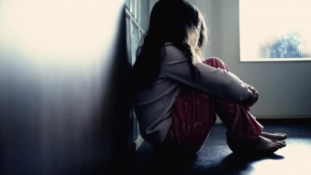 Criança Triste Sofrendo Depressão Sentada Sozinha Corredor Sentindo Solidão Medo — Vídeo de Stock