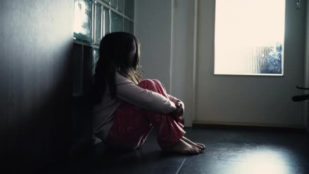 Criança Solitária Deprimida Cobrindo Rosto Enquanto Sentada Corredor Casa Cena — Vídeo de Stock