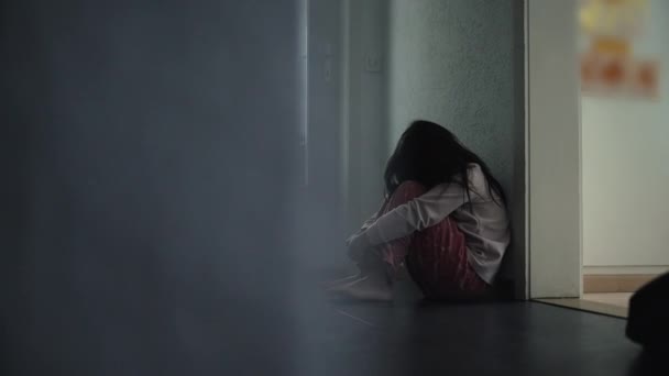 Criança Lutando Contra Doença Mental Infância Sentada Escuro Home Corredor — Vídeo de Stock