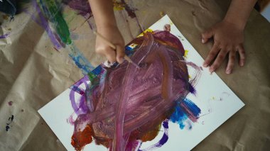 İşteki Çocuk Sanatçısı - El Resimlerinin Üst Görüntüsü Soyut Suluboya Sanatı