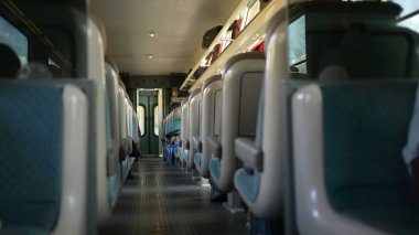 Hareket halindeki tren koridoru, Avrupa 'da yüksek hızlı ulaşım koltuklar gündüz gezisi, seyahat konsepti