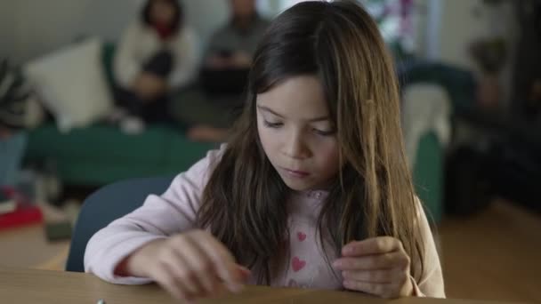 Koncentrált Kislány Összeszereli Játékot Női Gyermek Összerakása Tárgy Lekötött Játék — Stock videók