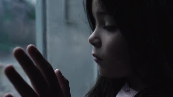 Детские Психические Заболевания Изображают Маленькую Девочку Борющуюся Депрессией Бессмысленностью Прислонившуюся — стоковое видео