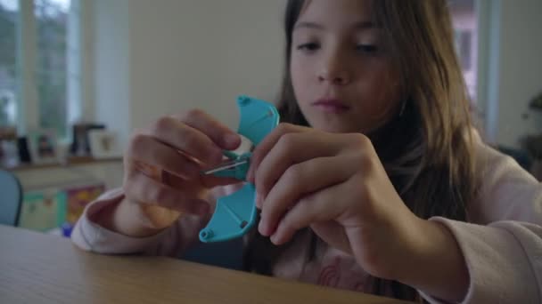 Oyuncak Toplantısına Kapılmış Çocuklar Erkek Kız Kardeşler Evde Oyuncakları Bir — Stok video