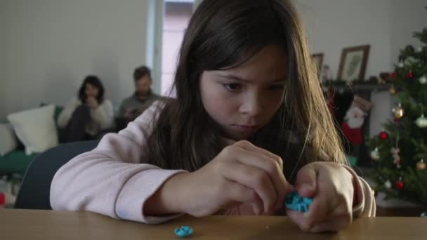 Konsantre Küçük Kız Toplama Oyuncağı Solo Oyun Dalmış — Stok video