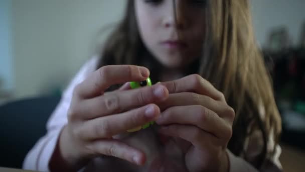 Close Kind Hand Assemblage Speelgoed Een Klein Meisje Verdiept Solo — Stockvideo