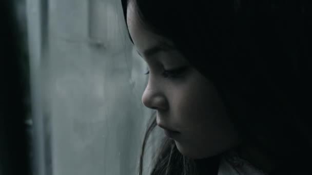 Uma Criança Deprimida Sentindo Triste Solitária Apoiando Vidro Close Rosto — Vídeo de Stock