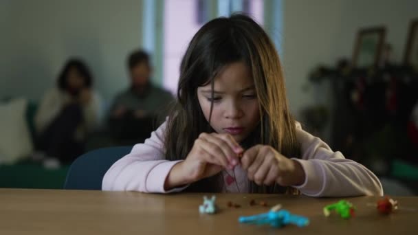 Criança Envolvida Montagem Brinquedos Casa Sentada Mesa Concentrando Construção — Vídeo de Stock