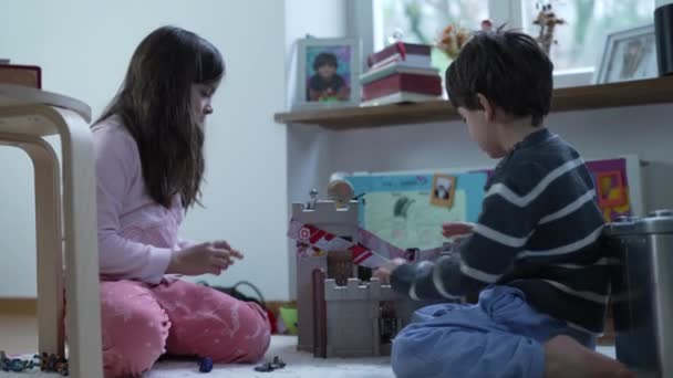 Çocuklar Evlerinde Oyuncaklarla Zemin Üzerinde Oynuyorlar Küçük Kız Çocuk Oynaşıyor — Stok video