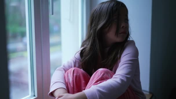 Çocuk Evde Yalnız Hissediyor Çocuklukta Zorluklarla Mücadele Ediyor Apartman Penceresinden — Stok video