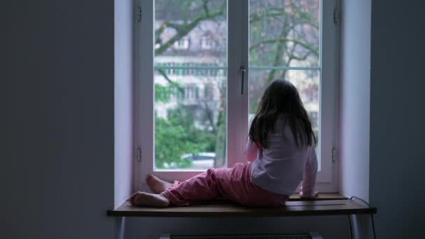Маленькая Девочка Пижаме Смотрит Утренний Вид Окна Второго Этажа — стоковое видео