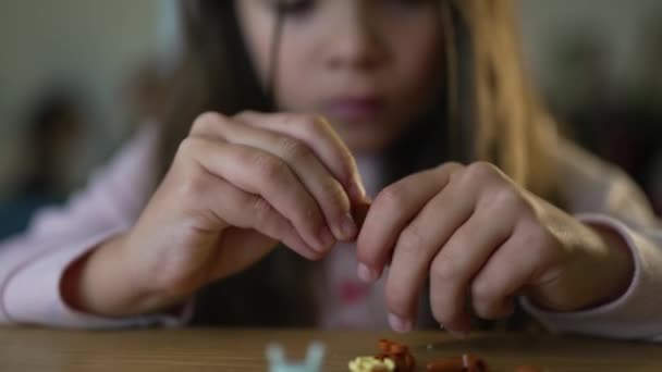 Close Mãos Criança Colocando Brinquedo Juntos Objeto Montagem Menina Focada — Vídeo de Stock