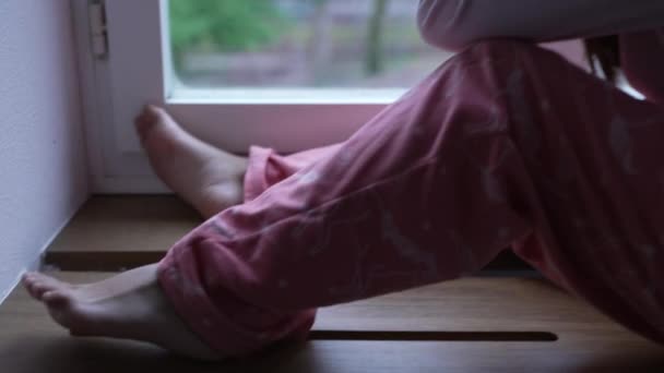 Dziecko Siedzące Przy Oknie Mieszkania Patrzące Okno Drugiego Piętra Mała — Wideo stockowe