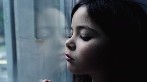 Een Depressief Kind Leunend Een Glazen Raam Zich Verdrietig Eenzaam — Stockvideo