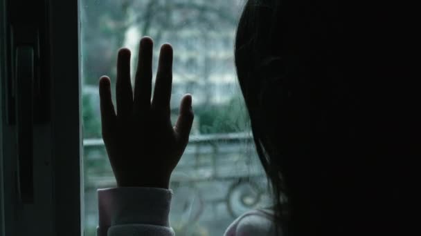 Humör Skildring Barn Med Depression Flicka Lutar Sig Mot Fönstret — Stockvideo