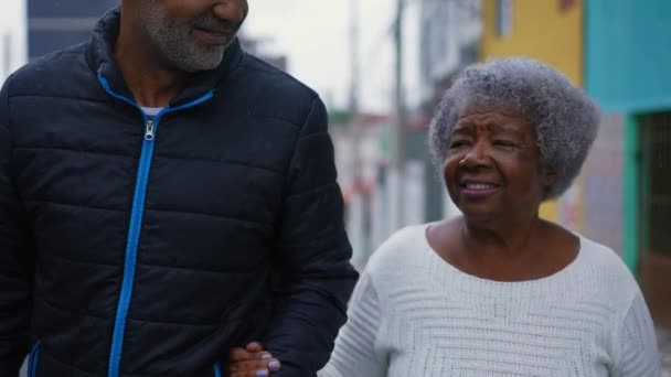 African American Ανώτερος Κυρία Βόλτα Στο Δρόμο Βοήθεια Του Επιστάτη — Αρχείο Βίντεο