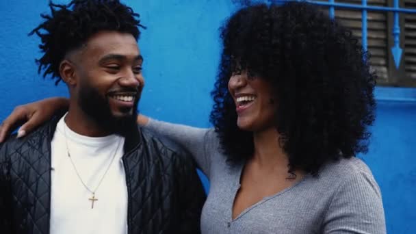 Fiatal Boldog Afro Amerikai Emberek Mosolyognak Nevetnek Odakint Városi Környezetben — Stock videók