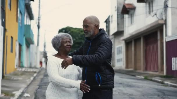 非洲裔美国人与年迈的母亲在城市街道上的爱的拥抱 80多岁的老人与她的照顾者之间的真正关怀 — 图库视频影像