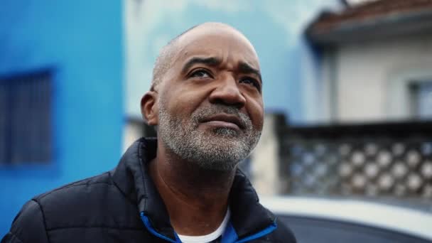 50多岁的非洲裔美国人在街上漫步时 凝视着城市的周围环境 凝视着一位中年男人的近照 — 图库视频影像