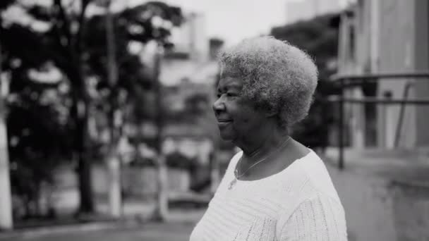 Una Mujer Negra Mayor Años Caminando Entorno Urbano Rastreando Cuerpo — Vídeo de stock