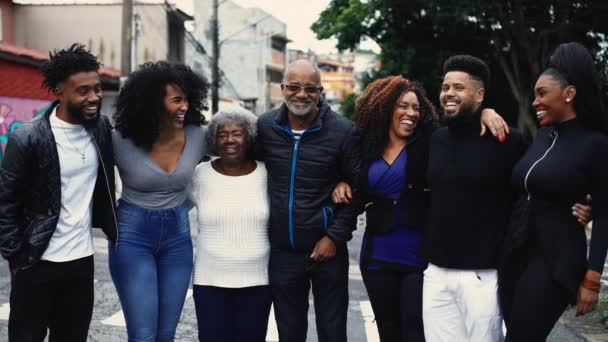 Grupa Radosnych Brazylijczyków Uśmiechających Się Śmiejących Razem Stojących Ulicy Miasta — Wideo stockowe