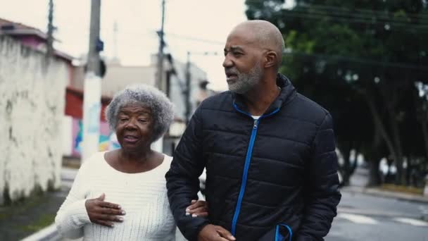 与80岁的母亲一起在城市街道上行走的非洲裔美国人 — 图库视频影像