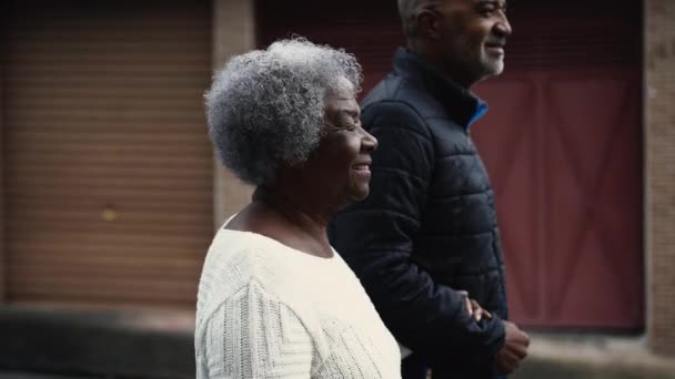 Radostná Jihoamerická Černá Starší Šedé Vlasy Dáma Letech Chůze Ulici — Stock video