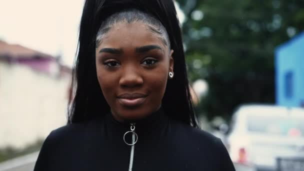 Şehir Sokağında Kameraya Doğru Yürüyen Siyahi Genç Bir Kadının Yakın — Stok video