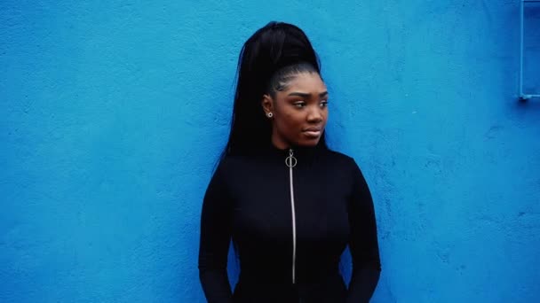 Una Joven Mujer Negra Pensativa Apoyada Una Pared Azul Afuera — Vídeos de Stock