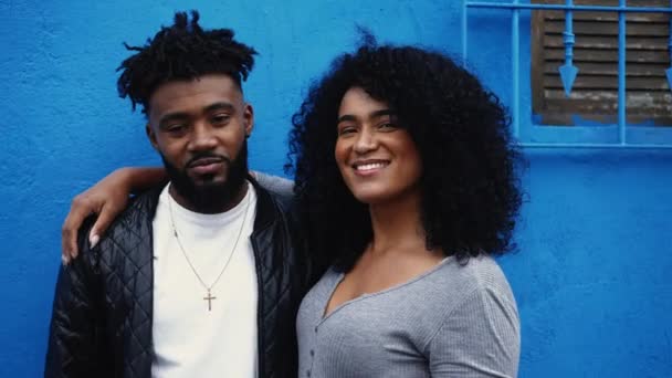 Jonge Latijnse Paar Van Afrikaanse Afkomst Glimlachend Camera Staan Blauwe — Stockvideo