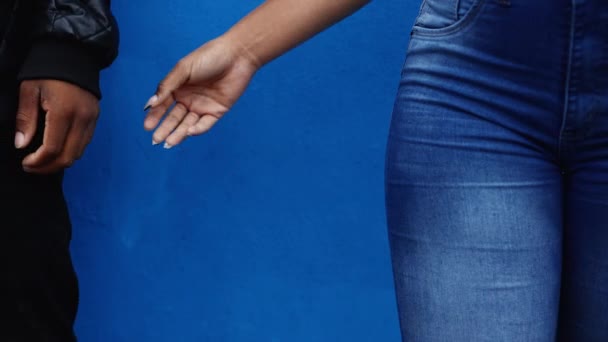 Zwart Koppel Handen Bij Elkaar Blauwe Stadsmuur Achtergrond Afro Amerikaanse — Stockvideo
