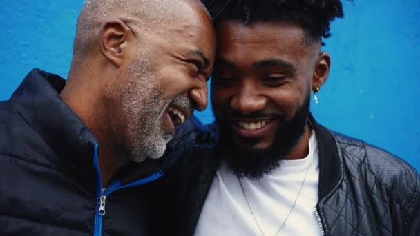 快乐的非裔美国人父子真正的结合时刻 50多岁的爸爸和20多岁的儿子在城外的城市里互诉衷肠 — 图库视频影像