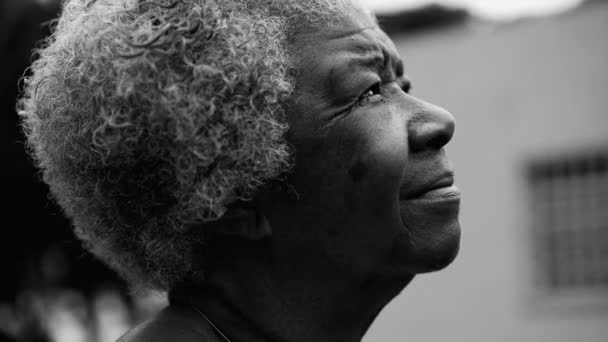 Una Anciana Anciana Pensativa Sabia Afroamericana Los Años Cara Cerca — Vídeo de stock