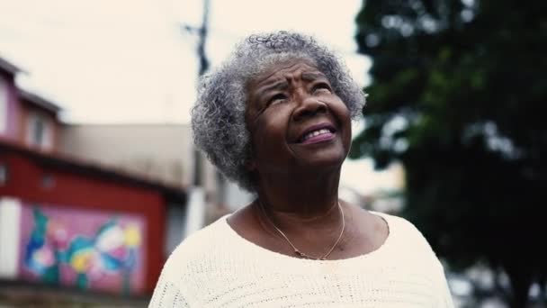 Mujer Afroamericana Espiritual Pie Calle Ciudad Mirando Hacia Cielo Con — Vídeo de stock