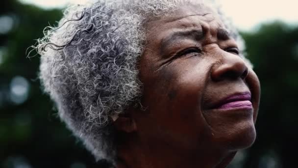 Vděčná Starší Afroameričanka Zavírající Oči Duchovním Rozjímání Stojící Venku Zblízka — Stock video