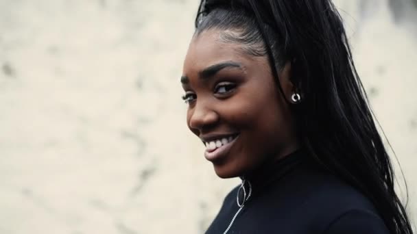 Siyahi Bir Latin Kız Sokakta Kameraya Bakıyor Gülümseyen Afrikalı Bir — Stok video
