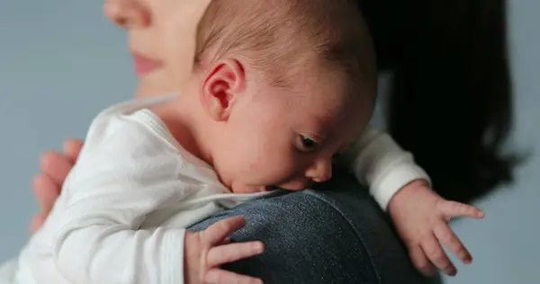 Mom Holding Newborn Baby Tapping Infant Back Help Cough Fotos de stock libres de derechos