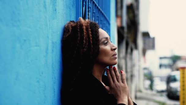 一位50多岁的忧心忡忡的黑人妇女站在街头沉思 凝视着天空 对未来感到焦虑 在不确定的时刻寻求上帝的帮助和支持 — 图库视频影像