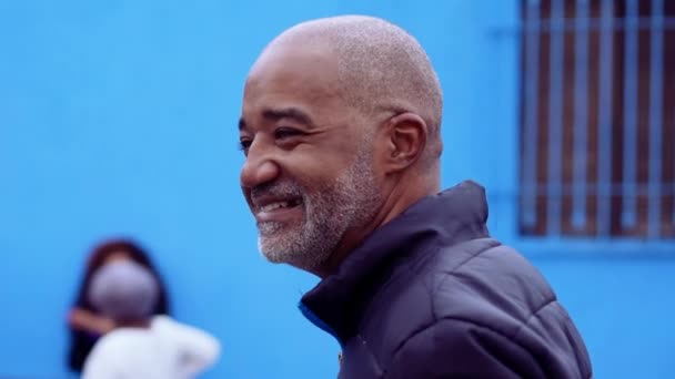 Vidám Afro Amerikai Férfi Években Séta Kamera Felé Dinamikus Utcai — Stock videók