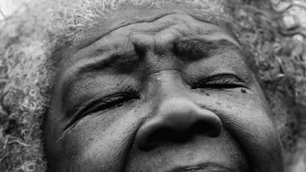 Uma Mulher Negra Sênior Pensativa Fechando Olhos Meditação Tranquila Soulful — Vídeo de Stock