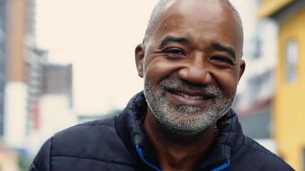 Hombre Negro Mediana Edad Feliz Caminando Hacia Adelante Hacia Cámara — Vídeo de stock