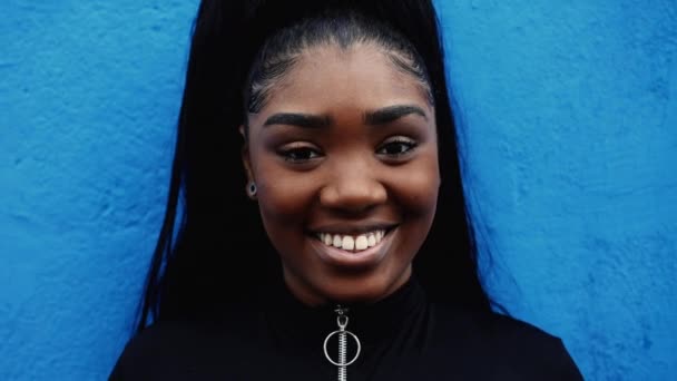 Retrato Uma Jovem Negra Sorrindo Para Câmera Ambiente Urbano Sul — Vídeo de Stock