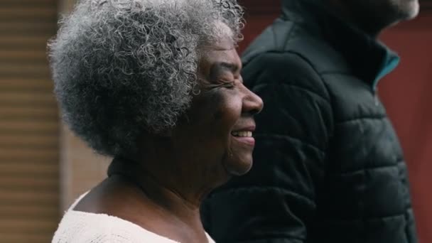 Пожилая Бразильская Южноамериканская Чернокожая Женщина Годов Наслаждается Городской Прогулкой Заботой — стоковое видео