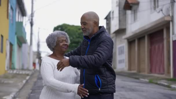 Opiekuńczy Dorosły Syn Afroamerykanów Pięćdziesiątce Przytulający Swoją Starszą Matkę Zewnątrz — Wideo stockowe