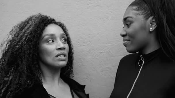 ティーンエイジャーと話し合う母 アフリカ系アメリカ人がお互いにジューシーなゴシップを交換し 黒と白 — ストック動画