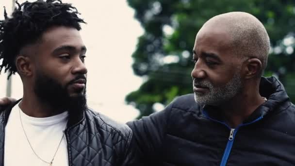 Afro Amerikaanse Vader Mentoring Adult Son Hand Schouder Urban Street — Stockvideo