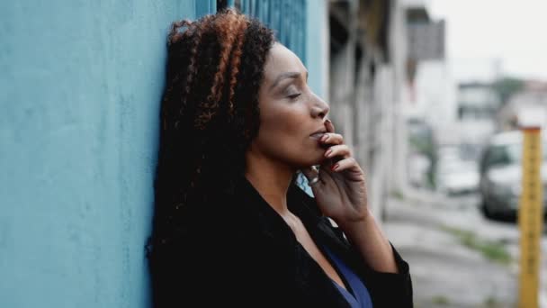 一位挣扎的黑人妇女在困难时期感到不知所措和焦虑 请求帮助在城市人行道上获得更高的权力 绝望地寻求帮助 — 图库视频影像
