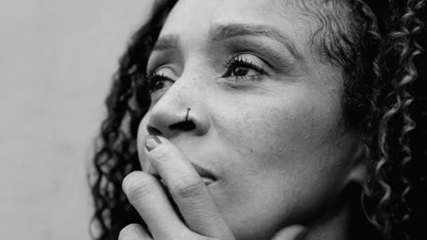 一位50多岁的焦虑的黑人妇女被生活的阴影笼罩着 面对着戏剧性的黑白 单色的精神焦虑 — 图库视频影像