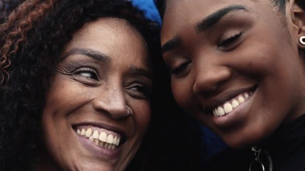 Mãe Afro Americana Feliz Adolescente Menina Inclinando Cabeças Juntos Abraço — Vídeo de Stock